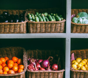 Fruits et légumes sur étagères
